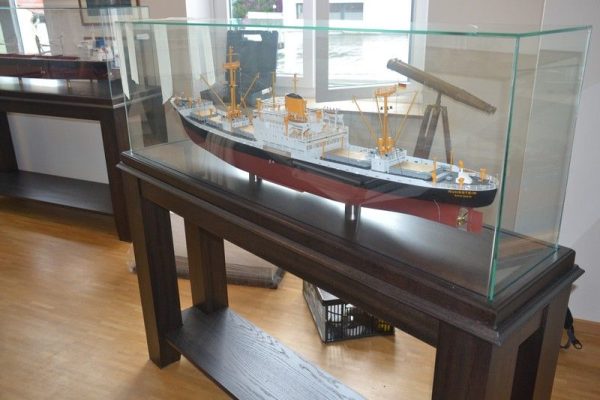 Display Case in Glass with Stand (SC) - Image 3