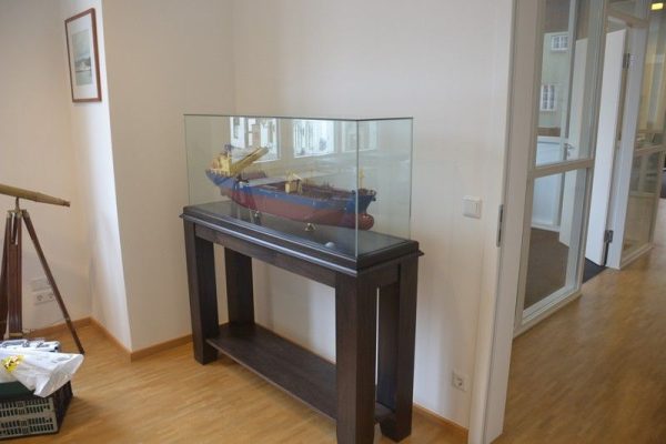 Display Case in Glass with Stand (SC) - Image 4