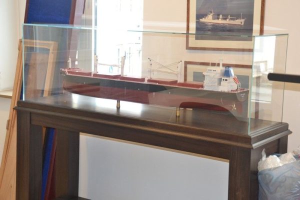 Display Case in Glass with Stand (SC)