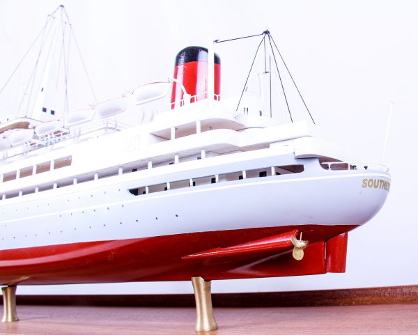 Southern Cross Passenger Liner - Image 9