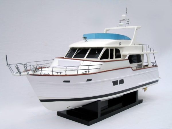 Grand Banks 42 Model Boat - GN - Image 4