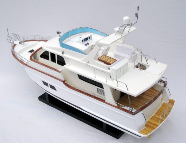 Grand Banks 42 Model Boat - GN - Image 9