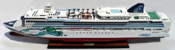 Norwegian Jade Wooden Model Ship - GN - Image 3