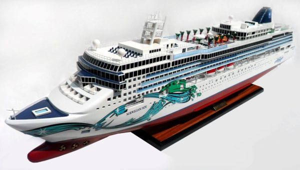 Norwegian Jade Wooden Model Ship - GN - Image 4