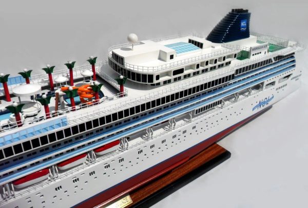 Norwegian Jade Wooden Model Ship - GN - Image 6