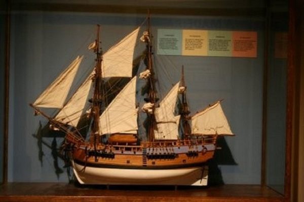 HMS Endeavour model ship (Premier Range) - PSM - Image 10