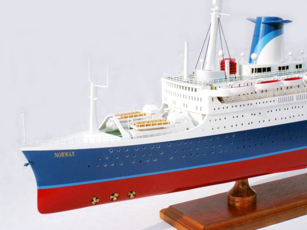 SS Norway (Special Edition) Model Boat - GN - Image 10