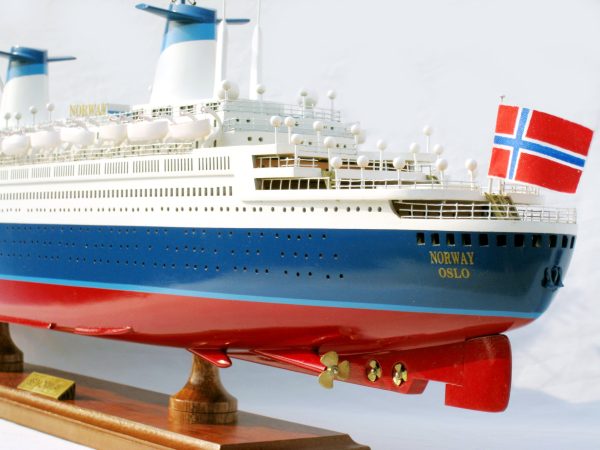 SS Norway (Special Edition) Model Boat - GN - Image 3