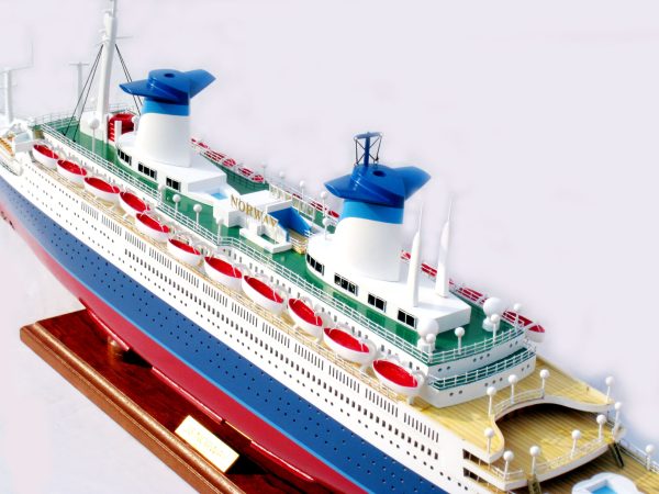 SS Norway (Special Edition) Model Boat - GN - Image 12