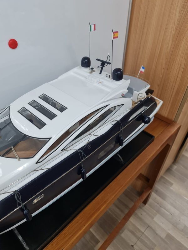Sunseeker Predator 64 Model Yacht - PSM0037 - Image 2