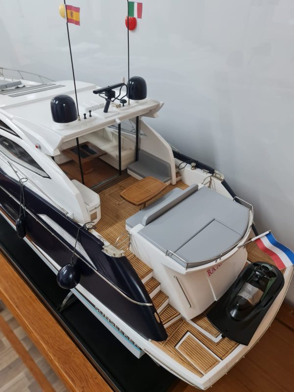 Sunseeker Predator 64 Model Yacht - PSM0037 - Image 16